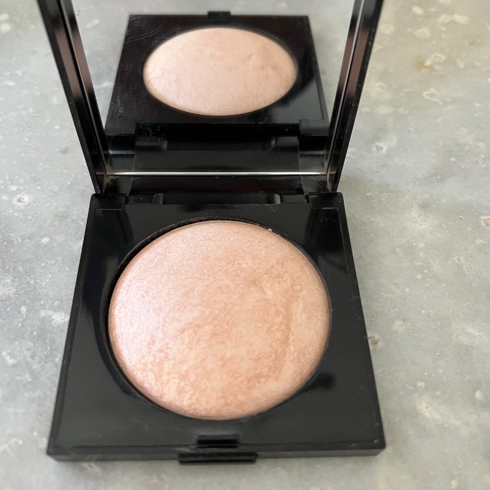 Laura Mercier Matte Radiance Baked Powder Compact- Highlight 01 Golden Nude - Picture 2 of 5
